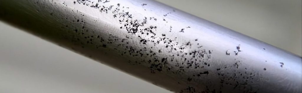 Corrosion par piqûres sur tube en acier inoxydable exposé à un milieu agressif riche en chlorures.