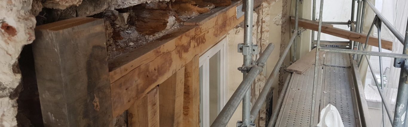 Pan de bois partiellement repris, solives dégradées à l’appui