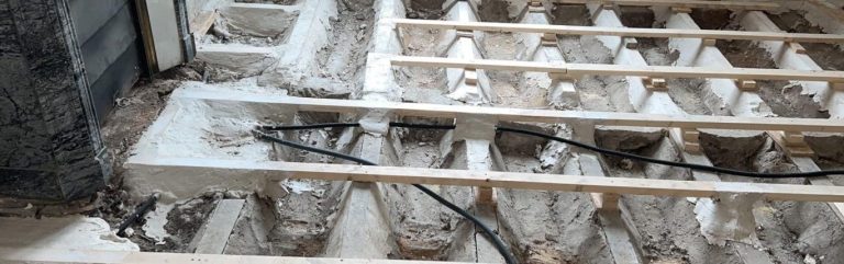réalisation d'un contre lambourdage avec cales pour remettre un plancher en pointe de Hongrie plan sans ajouter de charges