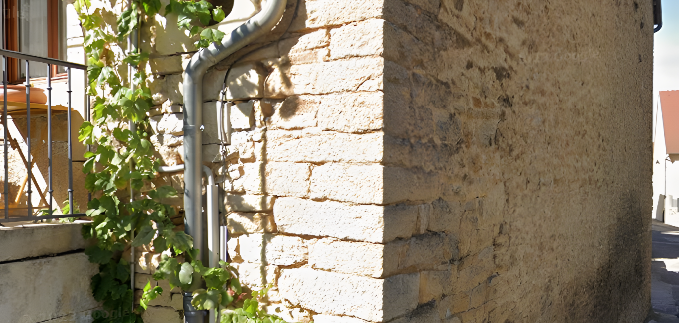 Angle de maison en pierre avec chaîne d’angle en blocs appareillés