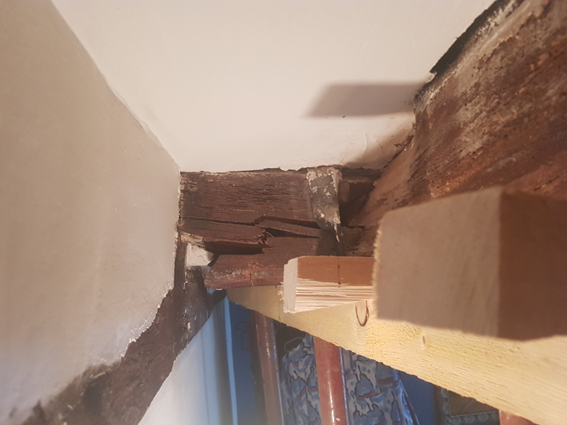 ABOUT D’ENCHEVÊTRURE FRACTURÉ À SON APPUI DÛ À L’ENTAILLE RÉALISÉE POUR SON APPUI SUR LA SABLIÈRE EN PAN DE BOIS