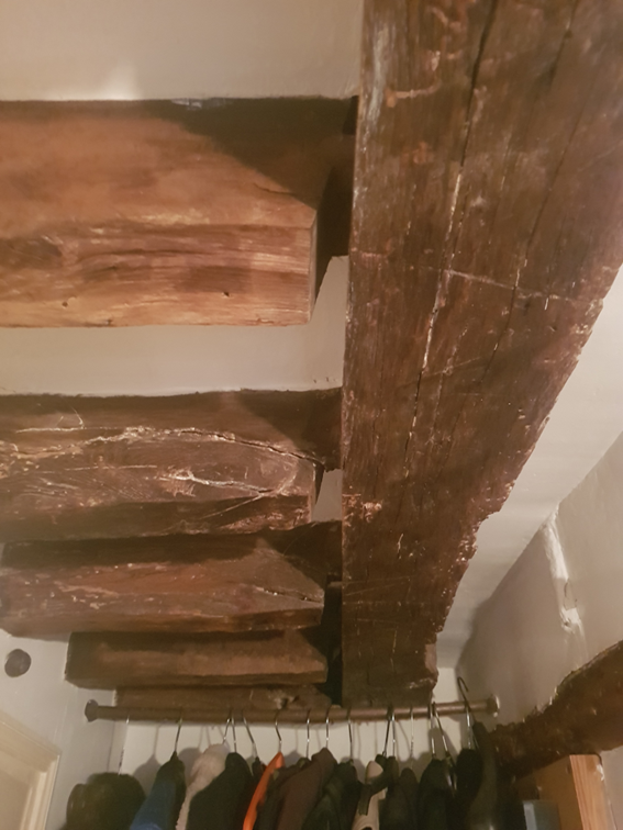 TENON DÉCHAUSSÉ DES MORTAISES ET AMORCE DE RUPTURE SUR CERTAINES SOLIVES