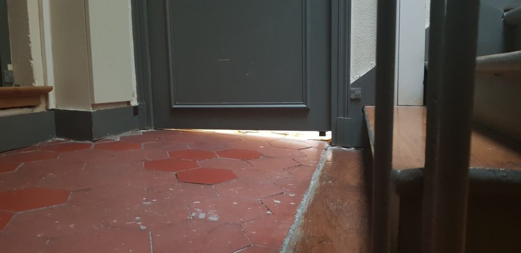 SOL NON-PLAN IMPLIQUE UN PLANCHER BAS AFFAIBLI