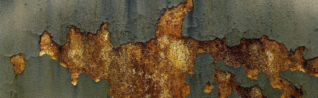 Exemple de corrosion par aération différentielle sur acier avec peinture anticorrosion dégradée dans une structure métallique ancienne.