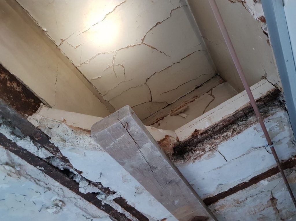 PLANCHER HAUT INSTABLE DES WC AU DROIT D’UN DEMI-PALIER