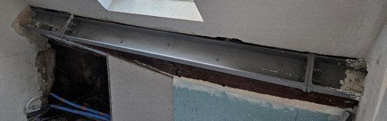 flasque avec UPE 160 + joint de transport liaisonné à une panne bois dégradé en charpente.