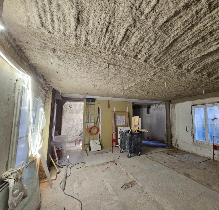 Passage sur chantier après flocage des structures en œuvre