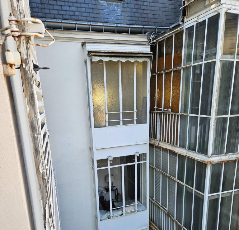 Faisabilité — Ascenseur à verrière métallique dans la courette d’un immeuble haussmannien