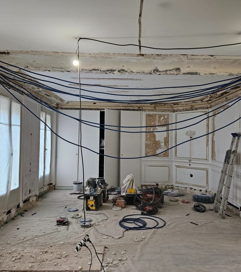 Chantier en fin de phase structure, passage de l’électricité