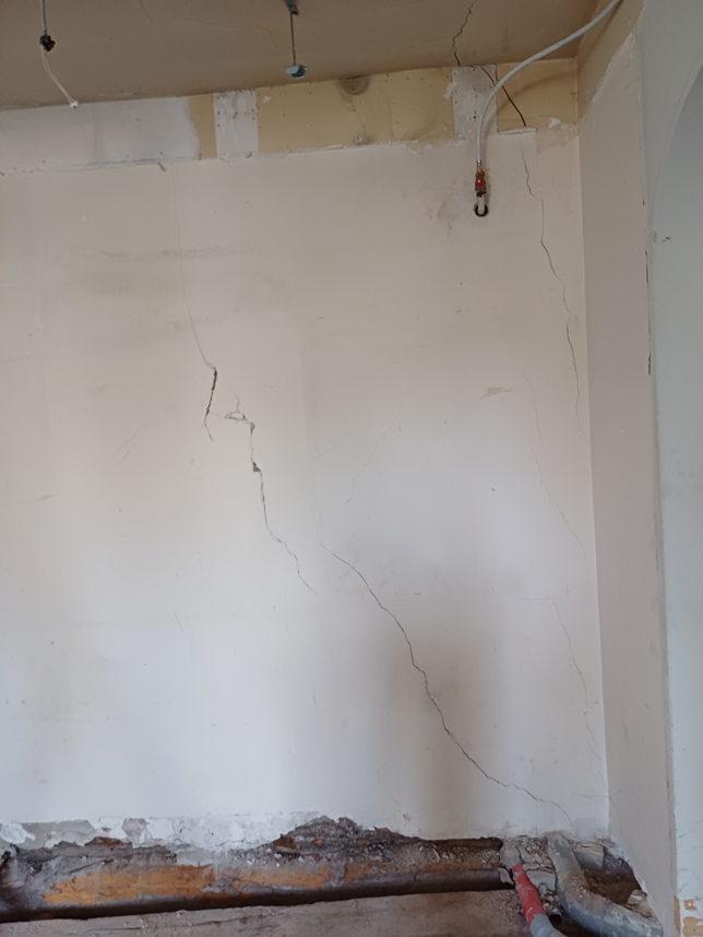 CLOISON FISSURÉE DUE À L’AFFAISSEMENT DU MUR OPPOSÉ