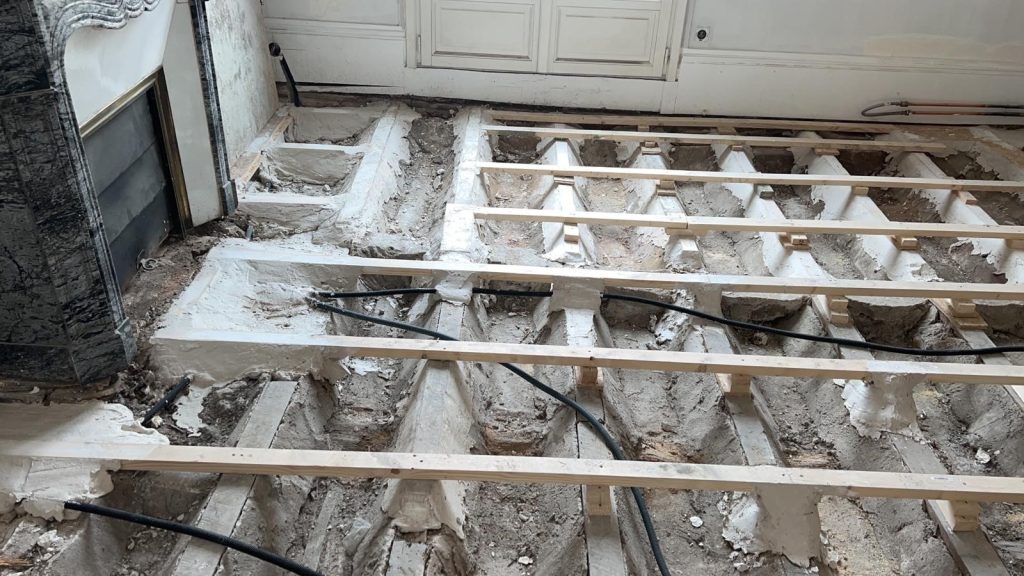PLANCHER SOUS-DIMENSIONNÉ ET REMIS DE NIVEAU (FLÈCHE EN SON CENTRE)