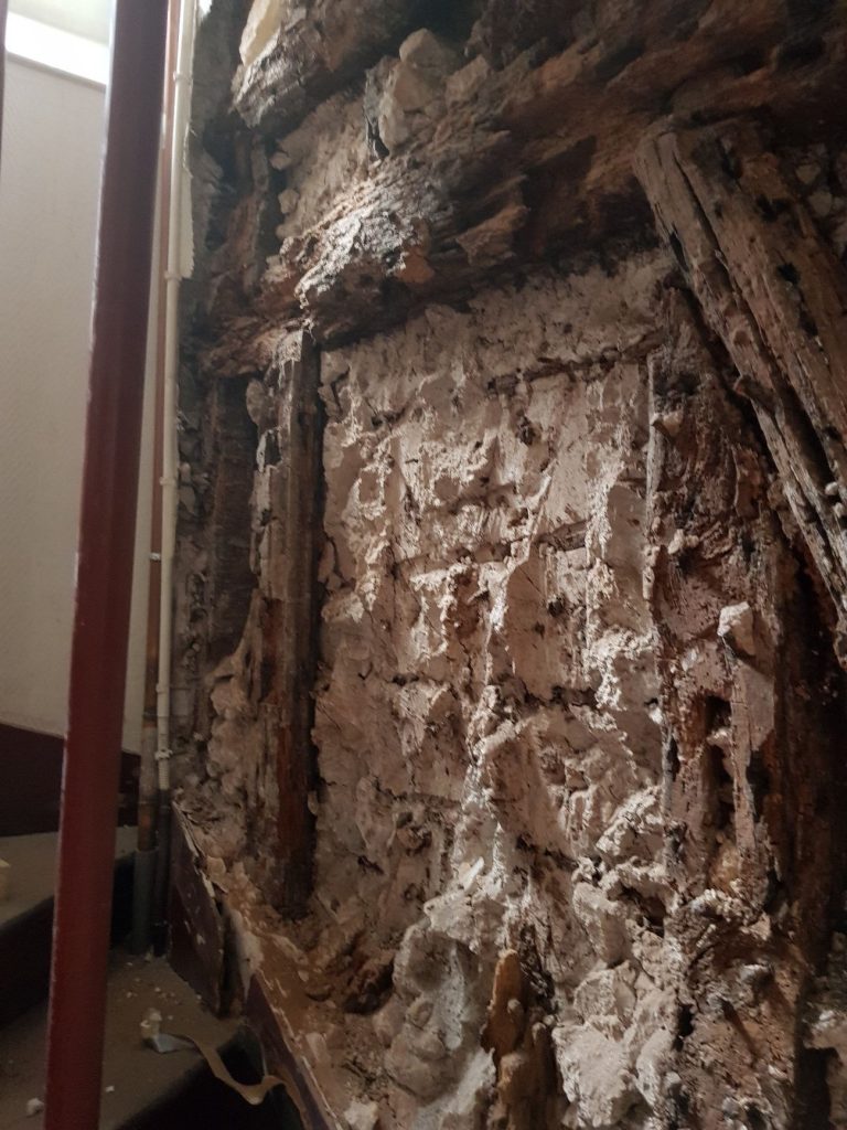 PAN DE BOIS DU MUR D’ÉCHIFFRE DROIT FORTEMENT DÉGRADÉ (VOIRE INEXISTANT) AU RDC