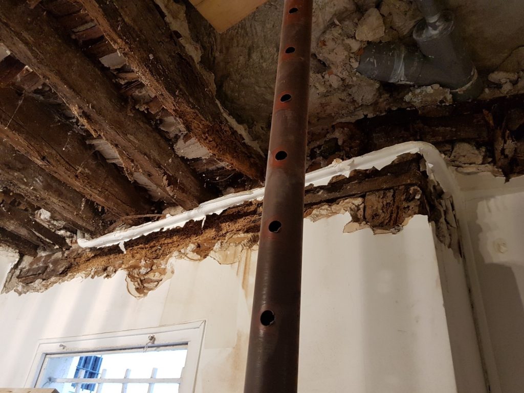 SOLIVAGE EN ŒUVRE ET PAN DE BOIS FORTEMENT DÉGRADÉS AU DROIT DE LA SALLE DE BAINS
