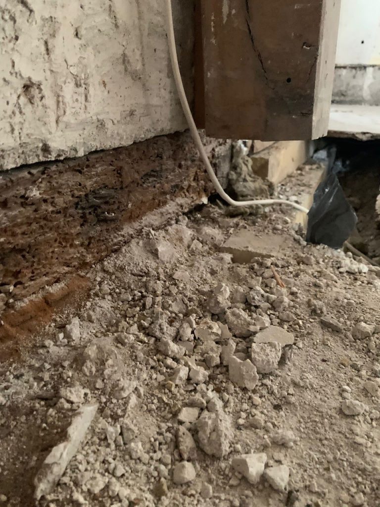 LISSE BASSE DU GALANDAGE DÉGRADÉE ET POTEAU DE RENFORT DU PAN DE BOIS SANS APPUI