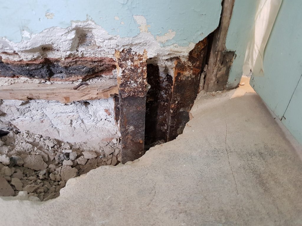 CORROSION ET FEUILLETAGE DE POTEAU ACIER