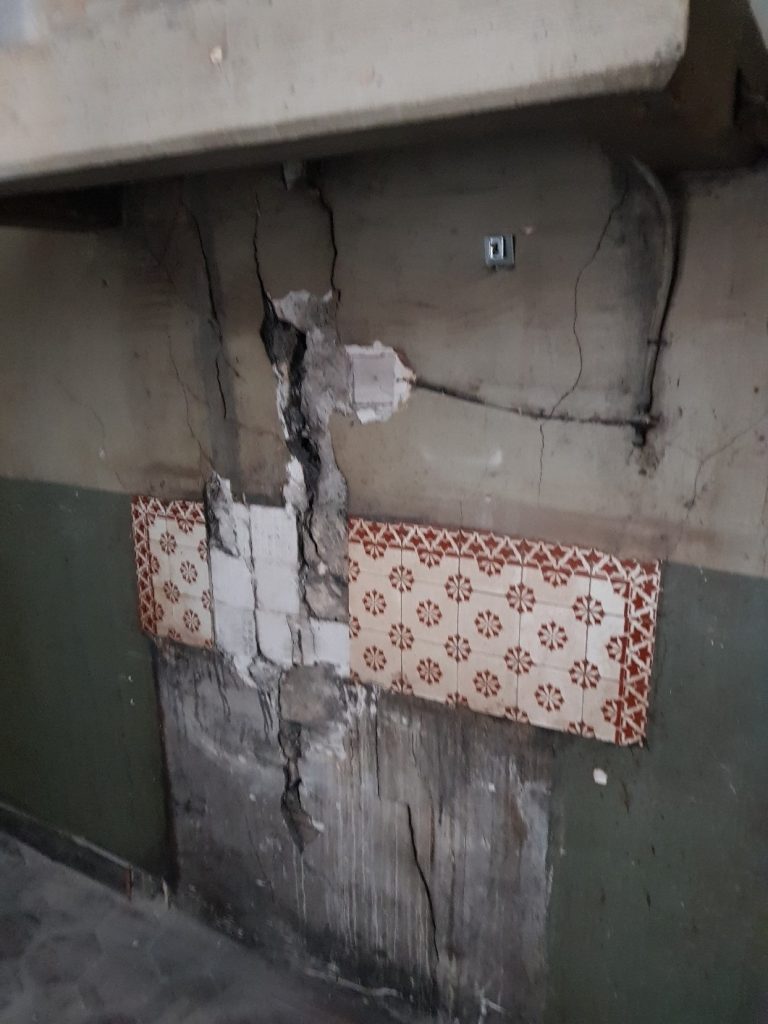 FISSURE MAJEURE DANS LA MAÇONNERIE D’UN MUR CONDUITS