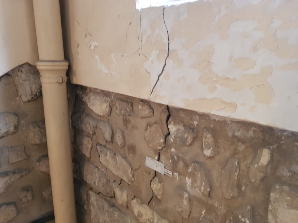 FISSURE IMPORTANTE SUR MUR PORTEUR