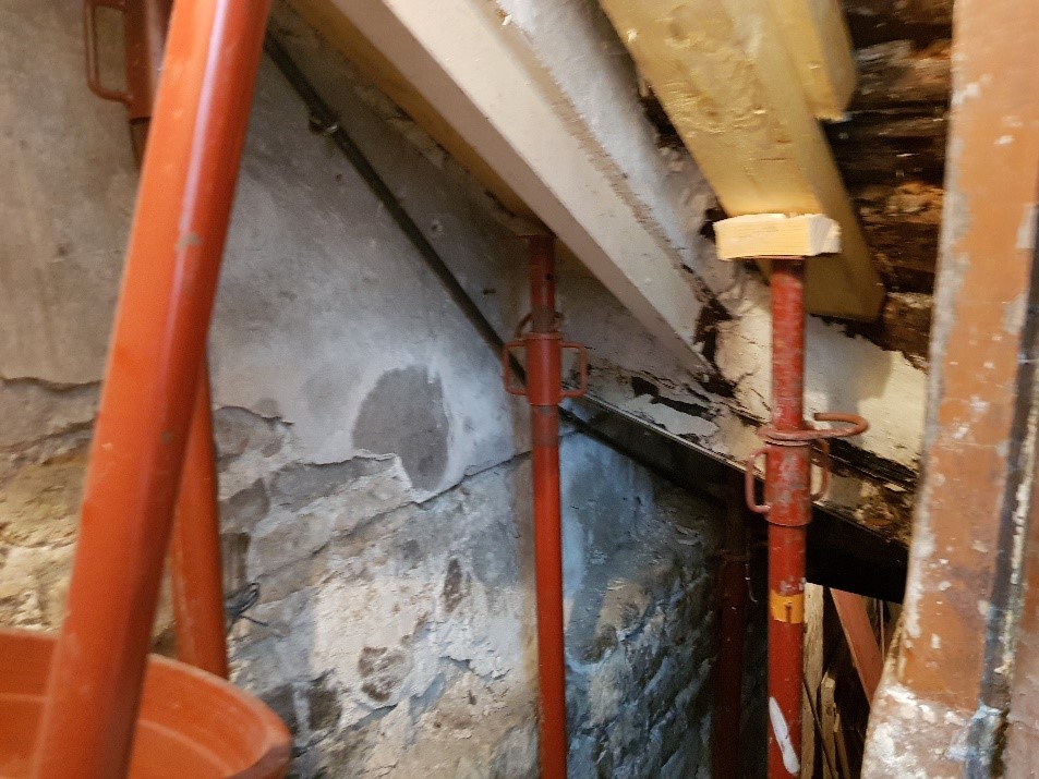 RENFORT ARCHAÏQUE POUR ESCALIER DE DESSERTE DES CAVES