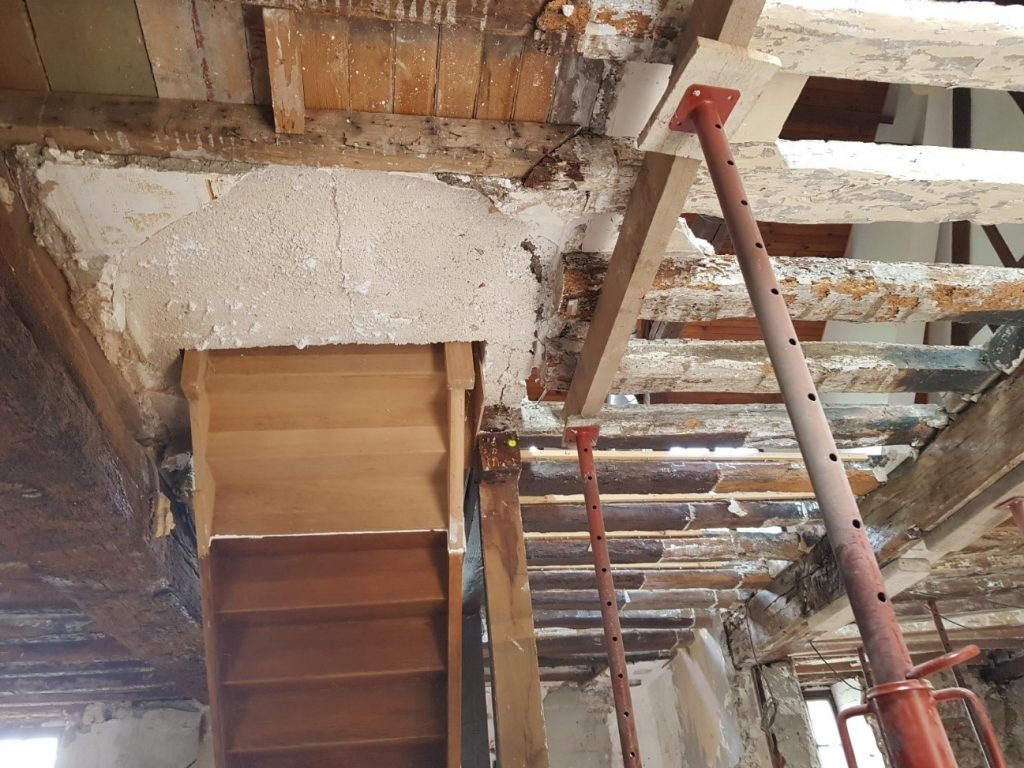 PALIER D’ESCALIER NON TENU ET PORTIQUE DE MAINTIEN DE L’ESCALIER NON FONDÉ