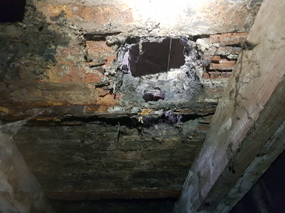 FER IAO 160 FORTEMENT CORRODÉ SOUS LA COUR AU DROIT D’UN PLANCHER HOURDI EN BRIQUES CREUSES
