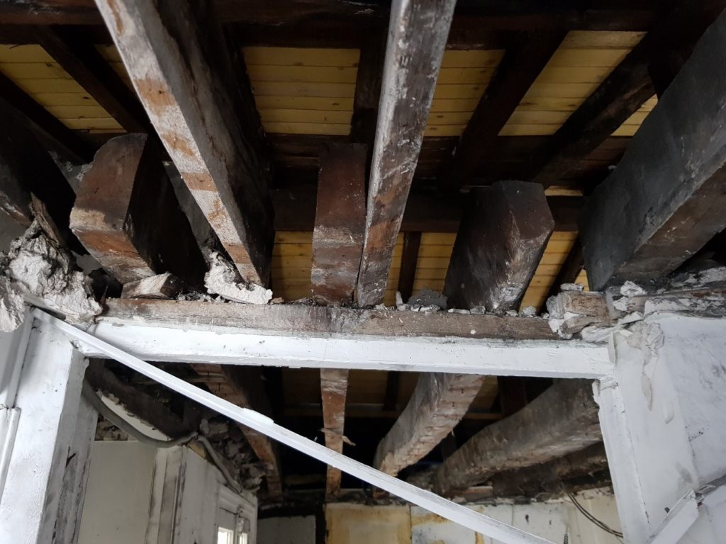 CHEVALEMENT DU SOLIVAGE DE COMBLE SUR LINTEAU DE PORTE DANS UNE CLOISON
