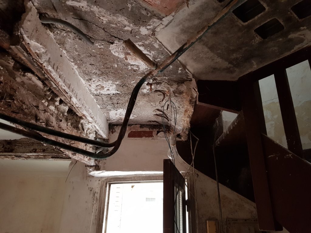 DALLE EN BÉTON ARMÉ EN SUPPORT DE L’ESCALIER AVEC APPUI SUR PIÈCE EN BÉTON AUTOPORTANTE