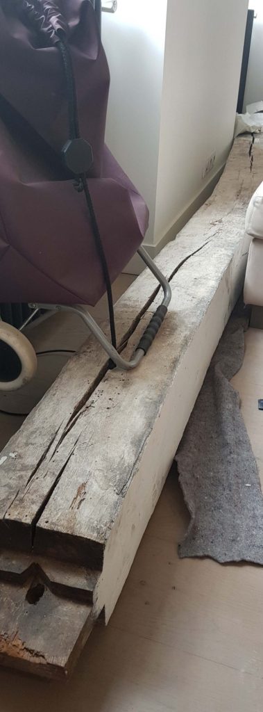 Poutres bois anciennes effondrées avec gerces et traces de dégradation dans le cadre d’un diagnostic structurel de bâtiment ancien