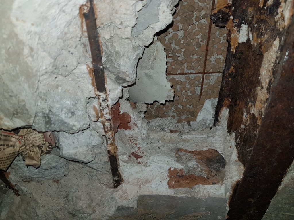 FER ET ACIER D’ARMATURE DES ENTREVOUS CORRODÉS ET CHAPE DE RAGRÉAGE AVEC BILLES DE POLYSTYRÈNE