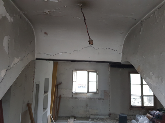 LUCARNE DESCENDUE ET FORTEMENT FISSURÉE