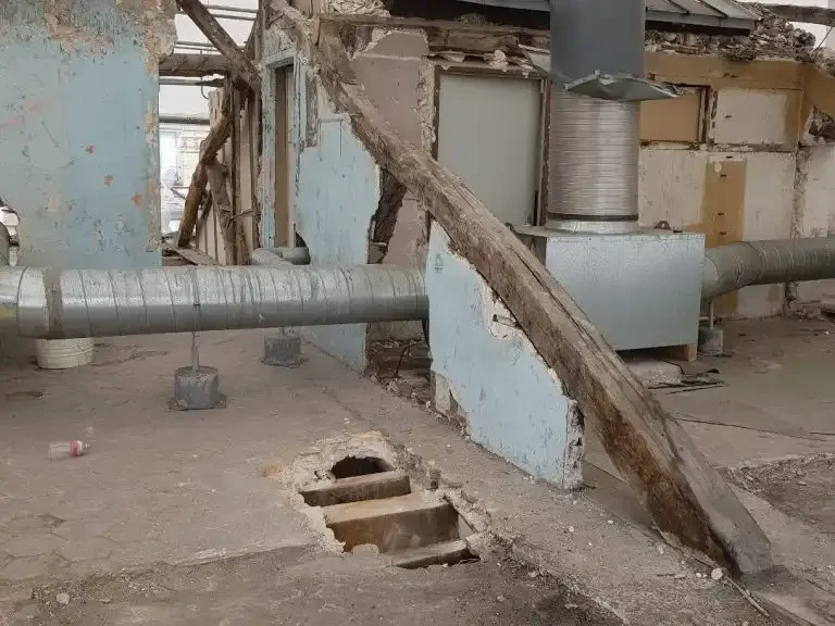 Ferme de charpente totalement visible avec parapluie échafaudés au dessus