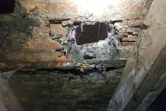 Carottage d'un plancher haut de cave dans une voûte en brique avec des fers IAO fortement corrodés